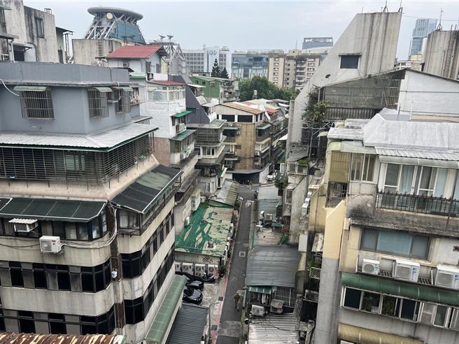 不少北漂族因房东不让设籍，被迫将户籍迁入户所，却因「逾期未办迁入登记」，恐遭罚300至900元罚锾，但罚锾缴了还是没有可迁入户籍之地，遭议员质疑制度选择对无力者开罚。（张珈瑄摄）