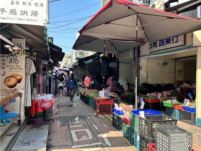 斗六西市场歷史长达百年，流动摊贩甚至有自成一套的卡位做生意规则，每天早上生意繁忙人潮时如挤沙丁鱼。（周丽兰摄）