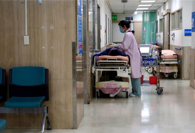 郭姓男子前年5月间因十二指肠出血住院治疗，后查出脑中风昏迷，占用中医大附医床为1年半，台中地院判迁出。示意图，非当事病患。（本报资料照片）