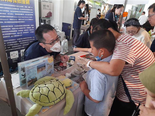 垦丁国家公园珊瑚产卵季办理保育系列活动，今年首度扩展至高雄地区举办多场如海洋市集、海洋沙龙、科普讲座及特展等，希望让更多民眾了解海洋保育重要性。（垦管处提供／任义宇高雄传真）