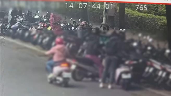 警方调阅监视器画面，发现谢男将腰包丢弃在花圃中。（翻摄照片／林郁平台北传真）