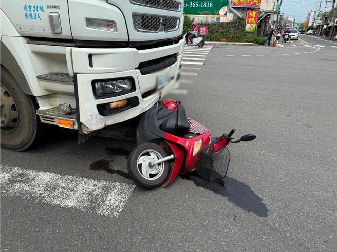 桃园市平镇区12日上午9时57分许，于龙南路与平东路发生1起交通事故案，疑似因视线死角导致机车骑士左脚遭预拌车辗压。（翻摄画面）