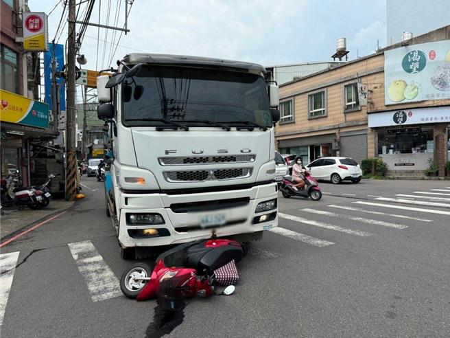 桃园市平镇区12日上午9时57分许，于龙南路与平东路发生1起交通事故案，疑似因视线死角导致机车骑士左脚遭预拌车辗压。（翻摄画面）