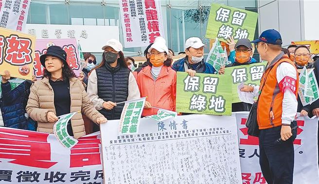 兴农球场会员权益促进会上百人日前赴中科管理局，抗议中科管理局未积极与兴农沟通球证赔偿问题。（本报资料照片）