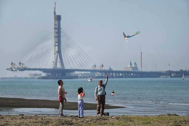 台湾近日天气晴朗，但到了今晚(12日)就会开始变天。(资料照／黄世麒摄)