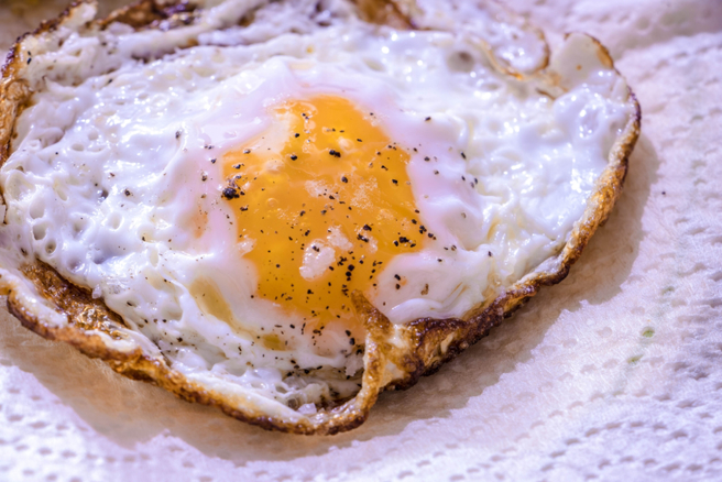 一名海軍中尉因要求女兵幫忙煎一顆蛋，導致女兵心生畏懼上報，該中尉也遭軍方汰除。（示意圖：shutterstock／達志）