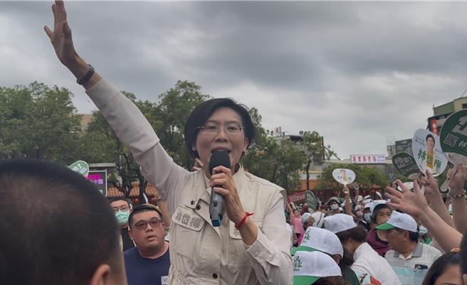 林岱桦在今日活动结束后，被支持者团团包围，面对媒体访问，她仅表示，将会尊重司法调查结果。（纪爰摄）