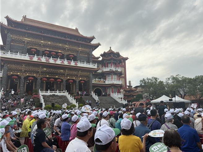今日下午3时许，近2000人涌入凤山龙成宫，其中不少林岱桦的支持者，特地从冈山区、燕巢区、仁武区等处前往要替她加油。（纪爰摄）