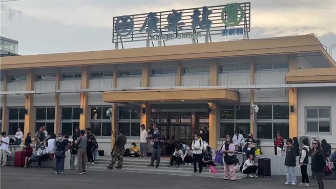 台铁168号新自强号列车12日下午因电力设备故障，共200名乘客受影响。（读者提供／蔡旻妤台东传真）