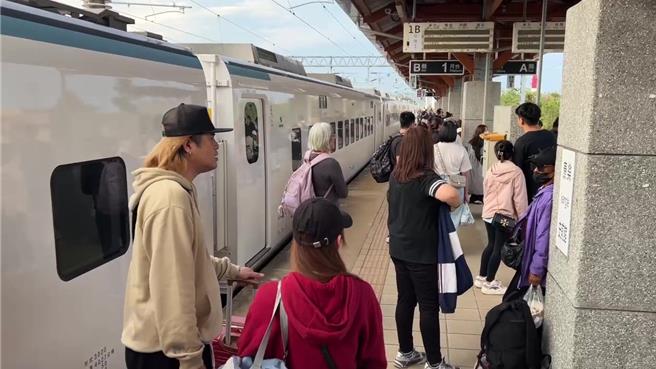 台铁168号新自强号列车12日下午因电力设备故障，共200名乘客受影响。（读者提供／蔡旻妤台东传真）