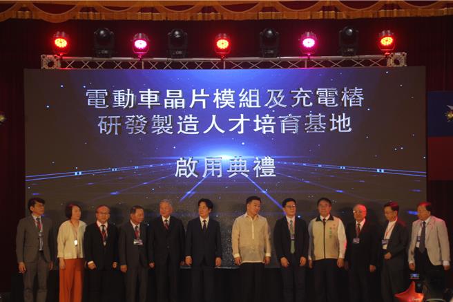 赖清德总统（左六）与崑科大校长李天祥（左七）一起参加电动车研制人才基地启动仪式。（程炳璋摄）