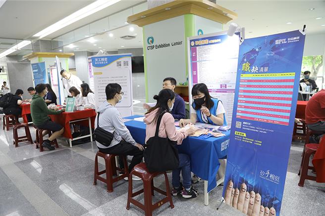 中科管理局与台中市府劳工局携手于12日举办就业成功活动，23家企业提供工程师、研发、技术员等1393个职缺，媒合率高达7成。（中科管理局提供）