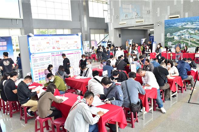 中科管理局与台中市府劳工局携手于12日举办就业成功活动，23家企业提供工程师、研发、技术员等1393个职缺，媒合率高达7成。（中科管理局提供）