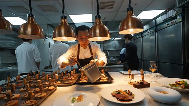 简天才表示这次套餐主要使用都是台糖提供本地食材，也期待未来能长期的合作。（丁治纲摄）