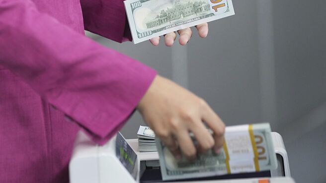 美国前财长萨默斯在X平台上贴文称，长期利率上升和股价大幅下跌的异常模式表明「全球金融市场普遍厌恶美国资产」。（图／美联社）