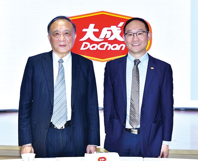 大成集團11日舉行法說會，董事長韓家宇（左）、總經理韓芳豪（右）出席說明。圖／王德為