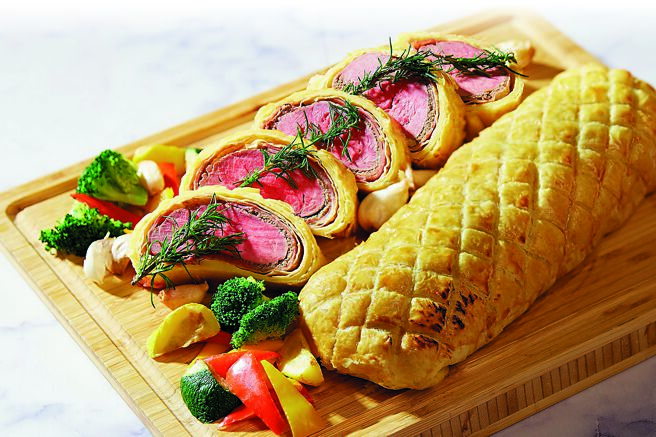 「Brilliant铂丽安」全日餐厅餐台上传统英式料理「威灵顿牛排」，选用优质的牛肉经香草等调味再包裹在酥脆的酥皮中，口感富层次。图／JR东日本大饭店台北