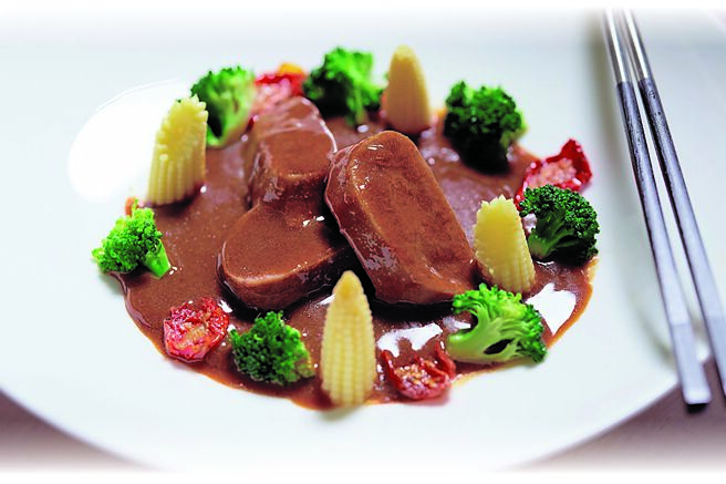 「Brilliant铂丽安」全日餐厅的「法式炖牛舌」，主厨精选上等牛舌，搭配优雅的红酒，柔嫩多汁、风味浓郁。图／JR东日本大饭店台北