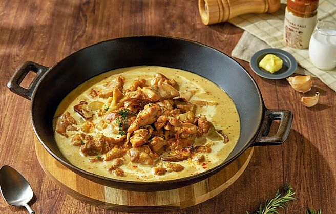 「Sunny Buffet」欧洲美食飨宴中的「松露奶油牛肝菌炖鸡」，充满松露与牛肝菌香气，滑顺浓郁。图／茹曦酒店