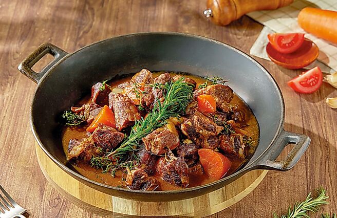 茹曦酒店「Sunny Buffet」欧洲美食飨宴中的「勃根地红酒炖牛肉」，是很经典的法式料理。图／茹曦酒店