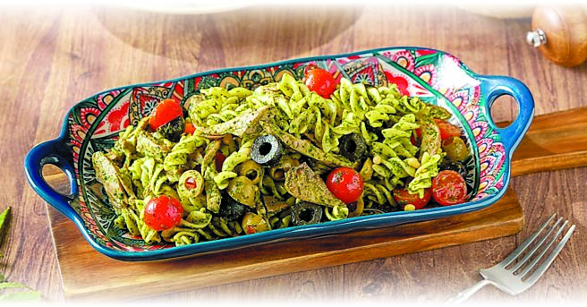 茹曦酒店「Sunny Buffet」欧洲美食飨宴的「鸭肉青酱麵沙拉」，使用鸭肉与螺旋义大利麵拌入青酱，咸香浓郁。图／茹曦酒店