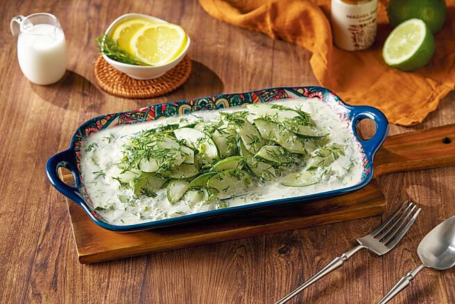 「Sunny Buffet」推出欧洲美食飨宴，独特的「酸奶莳萝黄瓜沙拉」使用大黄瓜及莳萝佐清新的酸奶酱。图／茹曦酒店