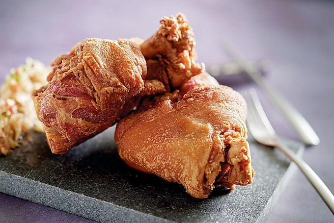 「Brilliant铂丽安」餐厅欧洲经典料理主题自助餐中的「德式烤猪脚」，皮脆肉嫩，标榜完美还原德国啤酒馆风味。图／JR东日本大饭店台北