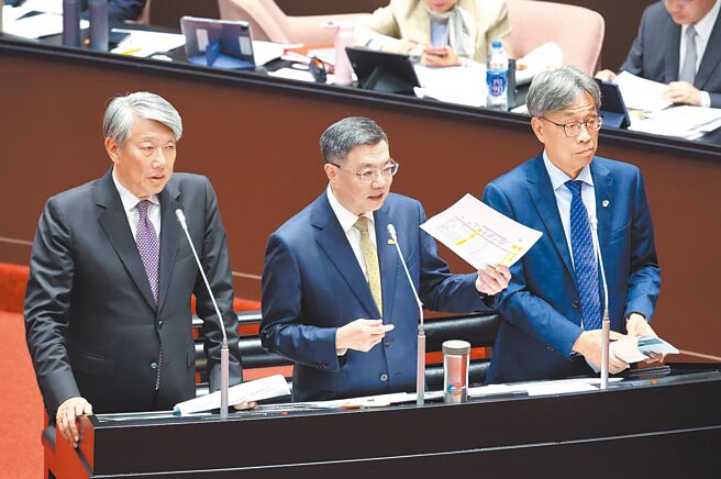 因应美国关税，经济部长郭智辉（左起）、行政院长卓荣泰、农业部长陈骏季11日在立法院专案报告，卓揆称，台湾已列在最优先谈判名单，争取到最有利位置。（姚志平摄）