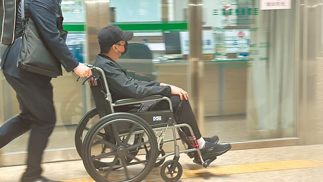 涉及九州博弈集团赌博、洗钱案的林明佐，先前坐轮椅出庭，台中高分院撤销交保处分发回重裁。（本报资料照片）