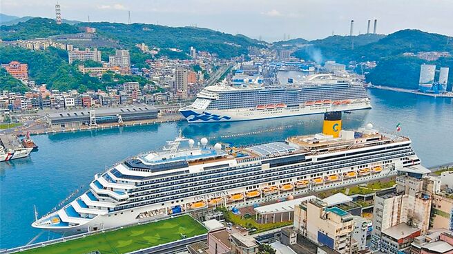 歌詩達郵輪「莎倫娜號」故障停留在那霸港維修，12日才能再出航。（基隆港務分公司提供／徐佑昇基隆傳真）