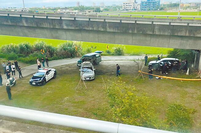 警方在國道5號旁側車道橋下尋獲邱男座車（右側黑車），並發現邱男陳屍後座。（民眾提供／李忠一宜蘭傳真）