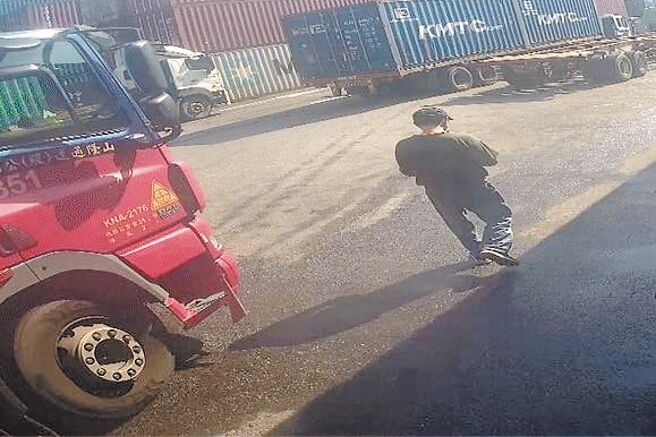 蕭姓貨櫃車司機走在路上時疑似低頭滑手機未注意，遭左後方張姓司機駛來的貨櫃車輾斃。（翻攝畫面／徐佑昇基隆傳真）