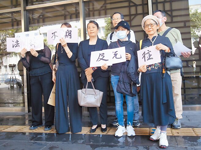 遭解職的南投縣陸配議員史雪燕（中）11日召開記者會，痛批政府違法違憲、漠視人權，除了正式提起行政訴訟外，還對內政部長與陸委會主委連帶提起損害賠償訴訟。（范揚光攝）