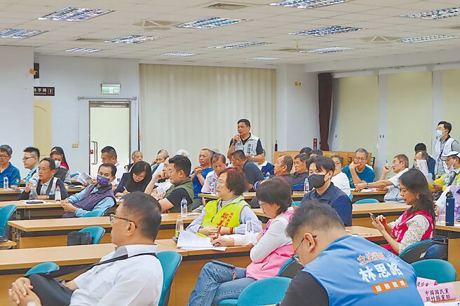 新竹縣選委會11日舉辦21屆議員選區變更草案公聽會，針對竹北市切分為東、西選區議題聽取民代意見。（邱立雅攝）