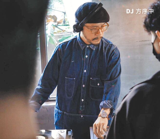 「2025春日台北音乐市」有黑胶DJ演出，图为「小岛里」老板方序中。（感伤唱片行提供）