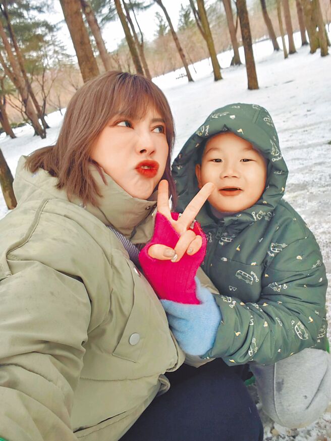 郭婷筠（左）帶兒子旅行，在雪地扮鬼臉。（時代創藝提供）