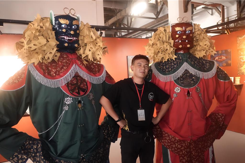 華梵大學美術與文創學系蔡承諺與作品〈千耳眼爺公〉。（華梵大學提供）