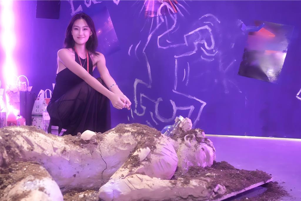 華梵大學美術與文創學系楊沁璇與作品〈泥把我灌醉〉。（華梵大學提供）