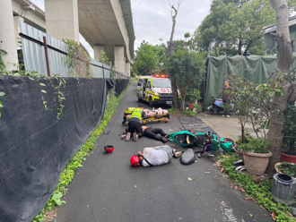 霧峰雙載機車自摔釀2傷！1男撞破頭失去生命跡象 送醫搶命