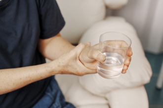 字越寫越小是警訊！退休會計和巴金森氏症共處十逾年