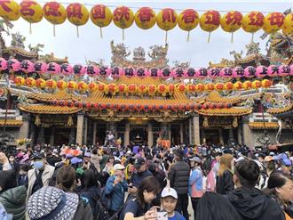 大甲妈今晚将回銮安座 镇澜宫周边、大甲火车站万头攒动