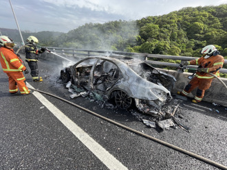 五楊高架北上火燒車　濃煙竄天！駕駛驚逃