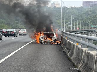 五楊高架林口段火燒車驚魂　駕駛急停路肩3人逃生無礙