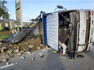 大貨車疑似車速過快翻車　後車斗砂石散滿地！釀2人傷