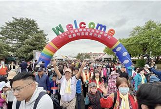 民雄健走盛況空前！2000人漫步鳳梨田、大口吃鳳梨