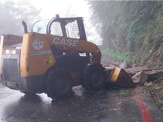 野溪泡湯遇大雨落石！15遊客受困南橫  連夜展開救援