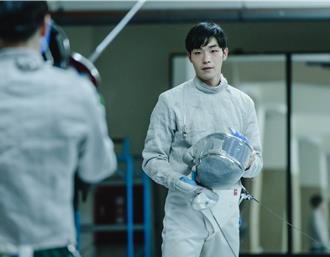 牧森穿全白擊劍服帥出新高度 練出興趣參加職業級比賽