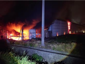 恶臭薰天！大雅工厂恶火 黑烟「狂窜天际」