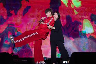 許富凱屏東開唱送驚喜彩蛋 被縣長親密緊抱入懷