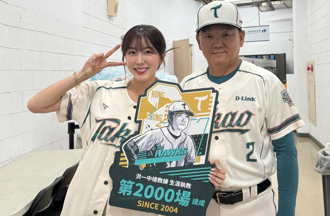 安芝儇收工急奔球場嘶吼應援！見證洪總2000場「我是勝利女神」